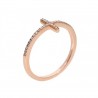 Anillo en oro rosa con un delicado diseño de cruz en 14K